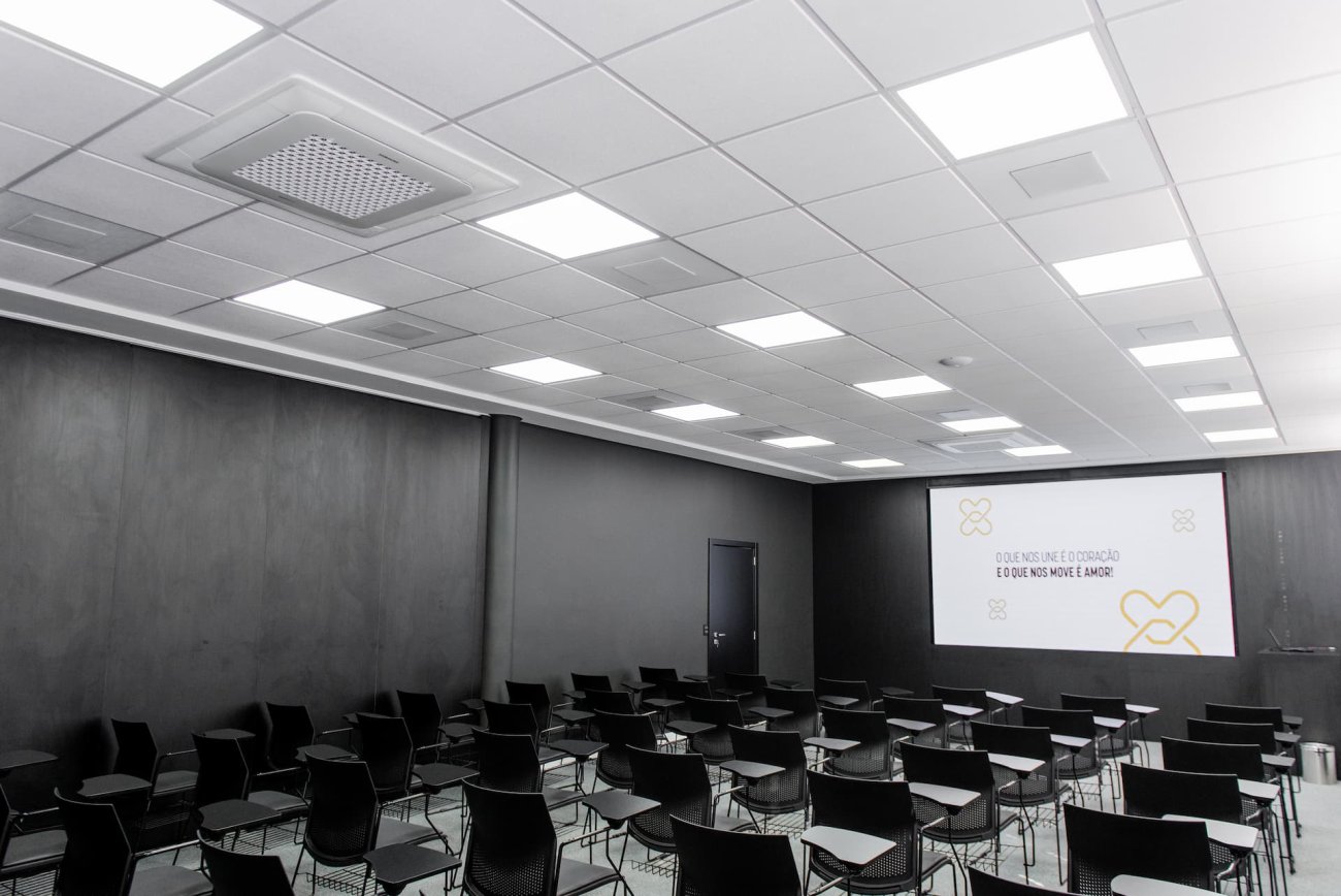 Além do projeto de climatização, a empresa incorporou também soluções em automação e áudio & vídeo. No auditório (que recebe diversos visitantes externos e também colaboradores) foi instalado um monitor de LED de 150 polegadas, com distância de 1.5mm entre pixels, de altíssima resolução, trazendo uma qualidade de imagem incrível para apresentação de novas coleções e demais necessidades audiovisuais. Este ambiente conta ainda com climatização, renovação de ar e um moderno sistema de som, que distribui as ondas sonoras de maneira clara e pura por todo o espaço.