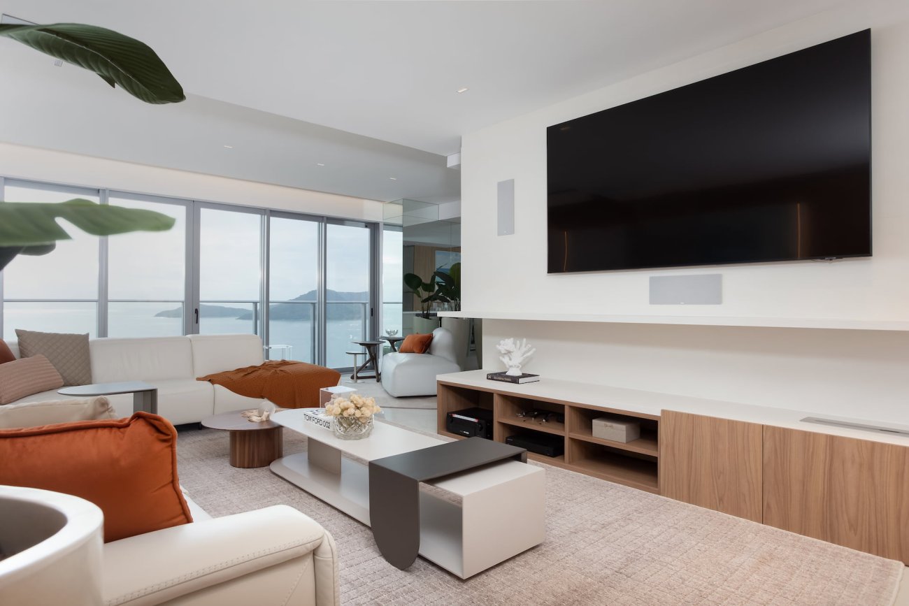 Com estilo contemporâneo e moderno, de frente para o mar e com vista panorâmica da Orla da Praia Central, os moradores deste belíssimo apartamento de 301,7m² podem desfrutar de soluções de alta tecnologia no seu dia a dia.