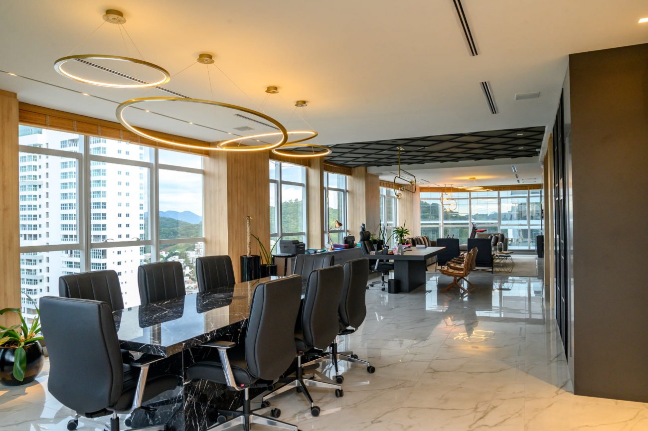 Concreto, metais e vidros aparentes tornaram-se características marcantes do escritório. Além destes, materiais como madeira e carpet também foram aplicados para agregar maior conforto e aconchego aos ambientes. A comunicação entre setores e colaboradores foi ponto de grande destaque. Os espaços são amplos e com o mínimo de divisórias.