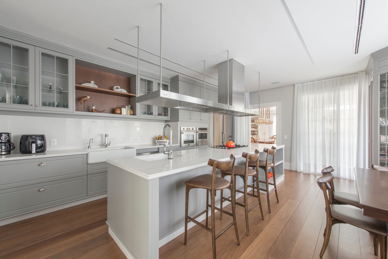 Para essa ampla residência, o sistema de climatização dutado foi a escolha da Cubo3 Arquitetura, com o auxílio do projeto desenvolvido em parceria com a B. ONE, levou muito mais elegância, conforto térmico e design incrível aos ambientes.